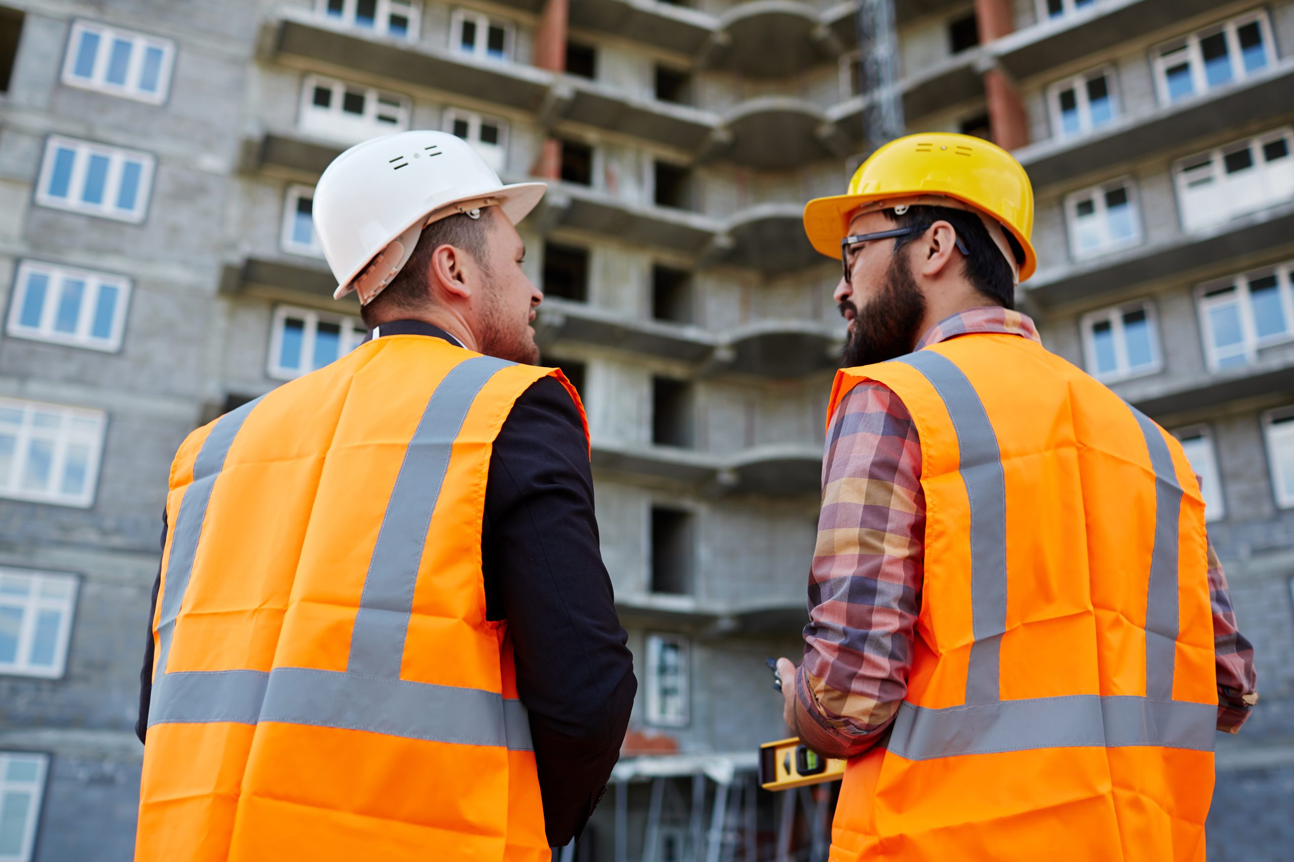 Talk of contractors equipo decidiendo frente a fachada